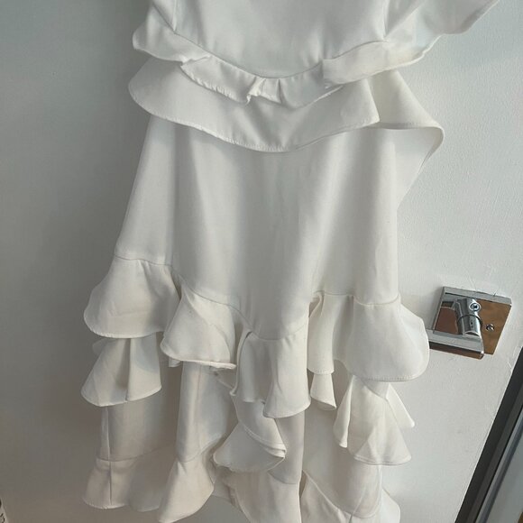 Ruffled elegant flowy white dress - open back - Picture 7 of 7